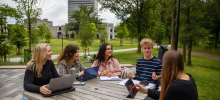 Studenten aan een picknicktafel