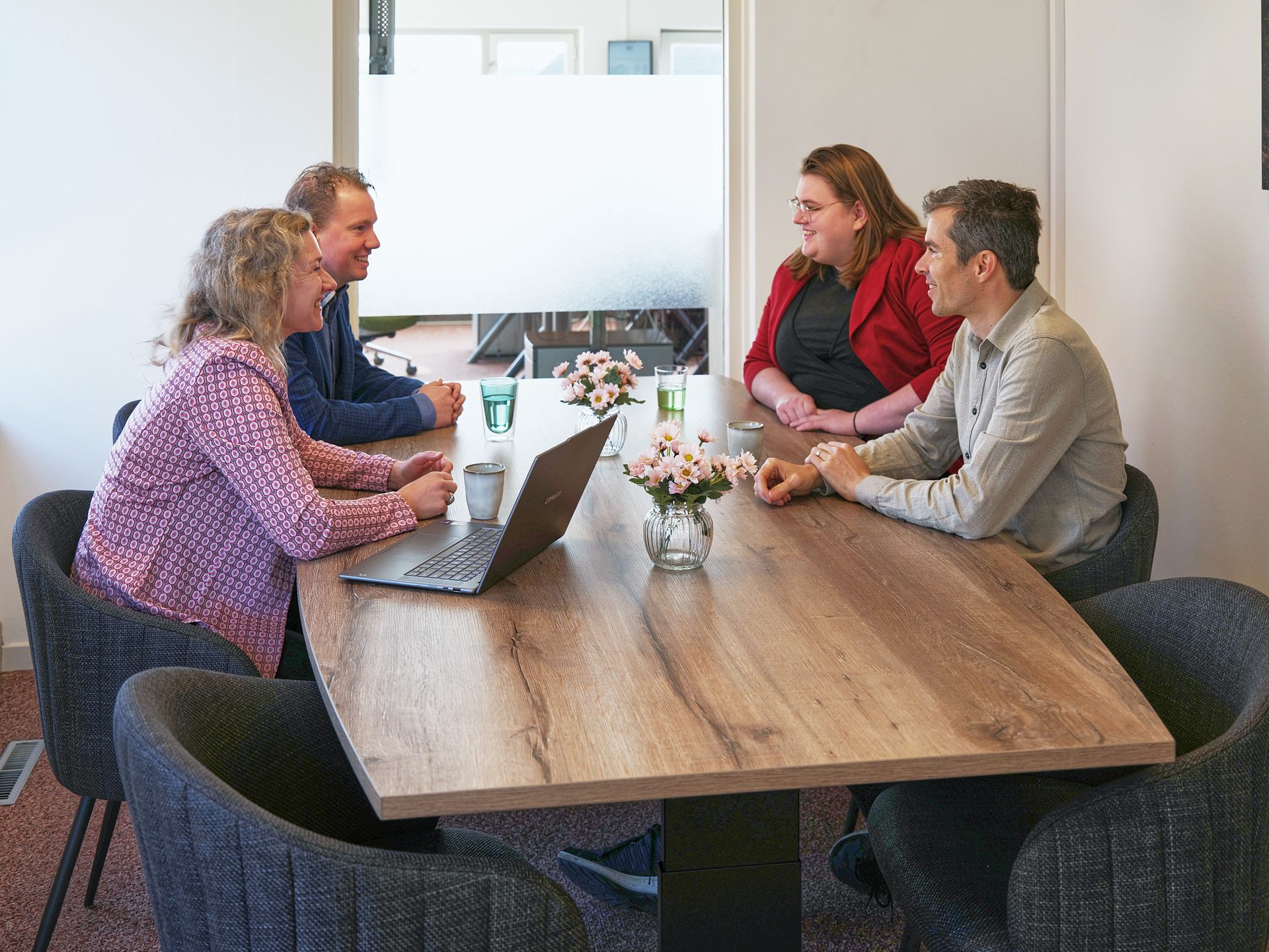 Het team van Conscribo aan tafel